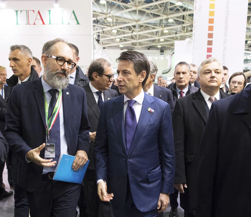 Il premier Conte incontra le tecnologie italiane per il legno in mostra a Mosca